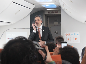 Presidente da Gol, Paulo Kakinoof, durante inauguração de serviço Wi-Fi em voo (Foto: Divulgação/Gol)