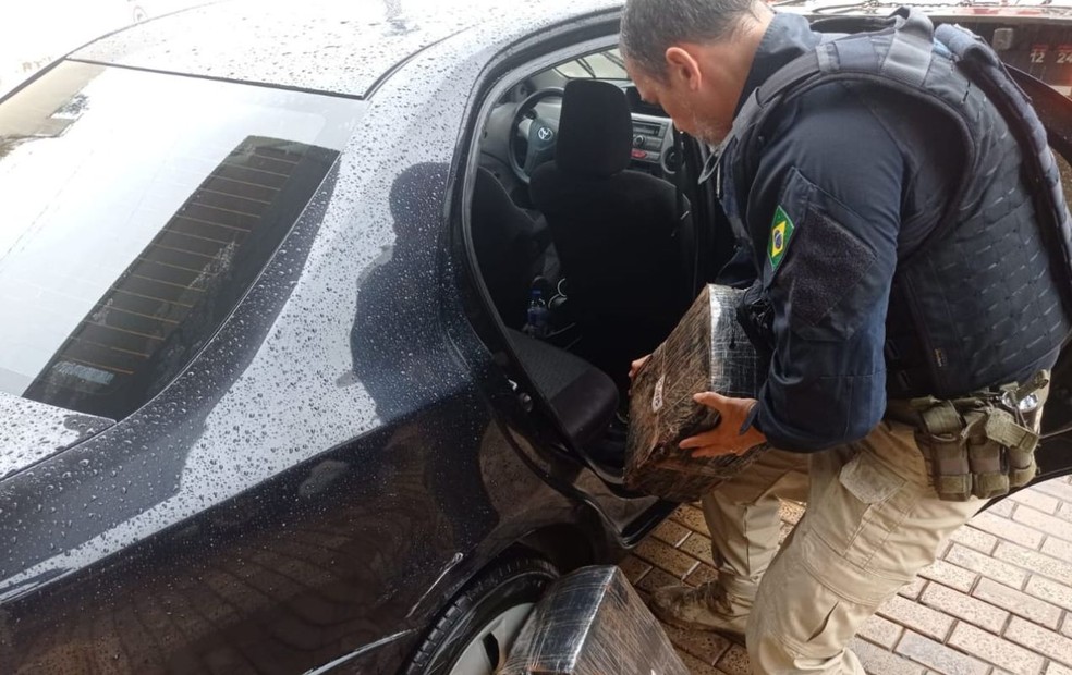Maconha foi apreendida em Ourinhos após denúncia feita à Polícia Rodoviária Federal  — Foto: PRF / Divulgação 