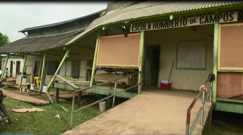 Colégio desabou no último sábado (7) na zona rural de Cruzeiro do Sul (Foto: Reprodução)