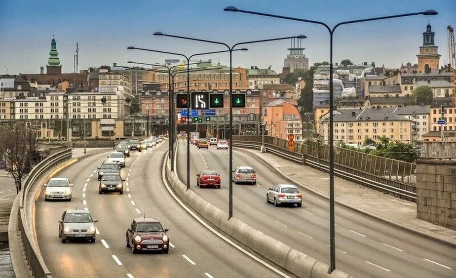 Rodovia na Suécia pretende carregar carros elétricos em movimento
