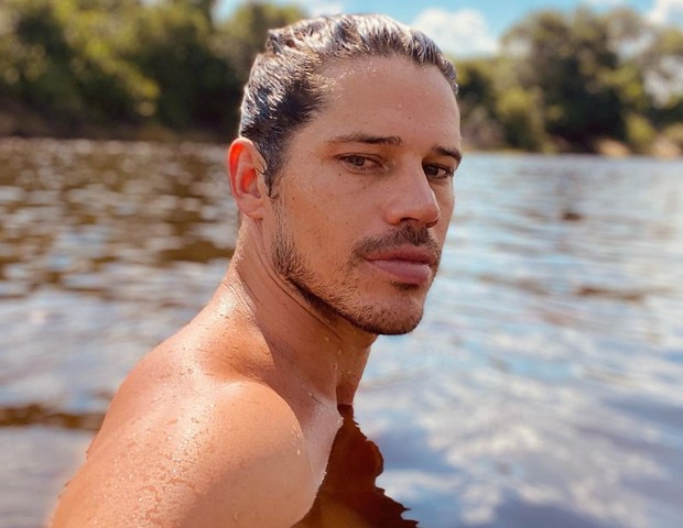 Bastidores de Pantanal: José Loreto se refresca em banho de rio (Foto: Reprodução/Instagram)