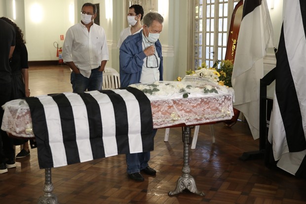 Léo Batista presta últimas homenagens a Fernando Vanucci (Foto: Roberto Filho / Brazil News)