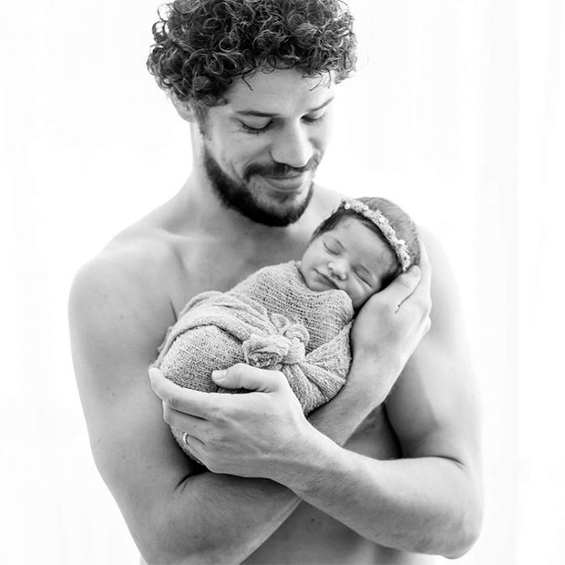 José Loreto com a pequena Bella nos braços (Foto: Instagram)
