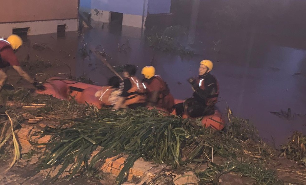 Moradores ilhados foram resgatados em botes durante chuva em Botucatu — Foto: Acontece Botucatu/Divulgação
