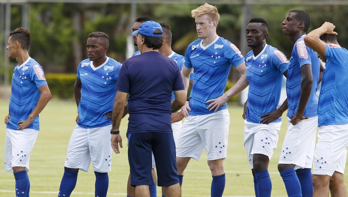 Charles relembra início de vida difícil  e comemora reviravolta no Cruzeiro