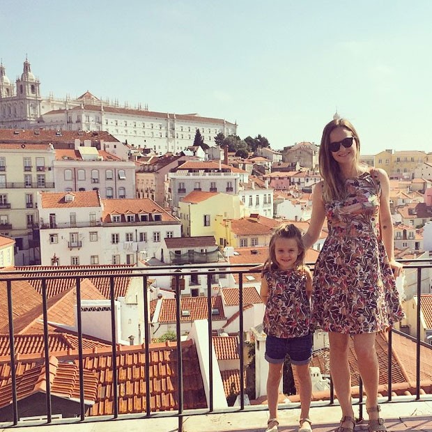 Fernanda Rodrigues e a filha, em Lisboa (Foto: Reprodução/ Instagram)