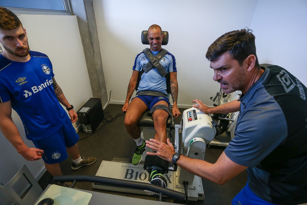 Equipamento mede a força na perna do jogador — Foto: Lucas Uebel / Grêmio FBPA
