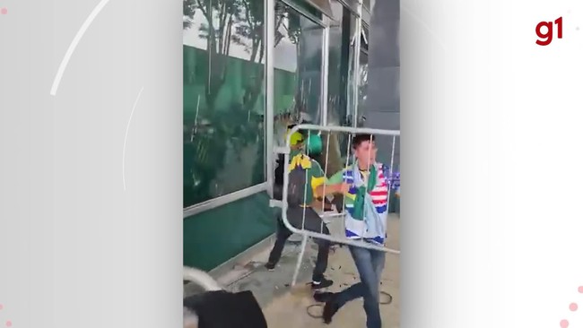 Vídeo mostra bolsonaristas depredando vidraças do STF