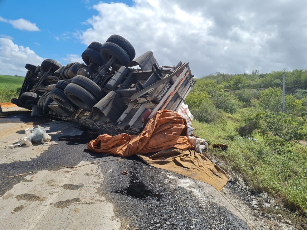 Caminhões tombam na BR-116, em Abaré, norte da Bahia — Foto: Natally Acioli/g1 BA
