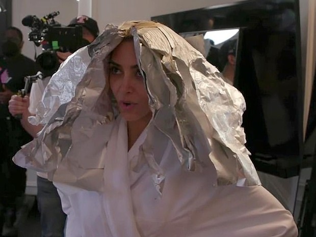 Kim Kardashian descolore cabelo para o Met Gala (Foto: Reprodução/YouTube)