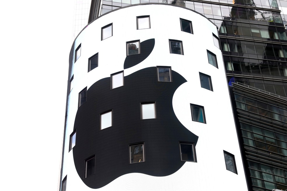 Um painel eletrônico mostra a marca da Apple na parte externa da Nasdaq em Nova York, nos EUA — Foto: Mike Segar/Reuters