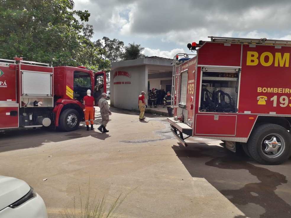 Bombeiros controlaram as chamas com ajuda de funcionários — Foto: Victor Vidigal/G1
