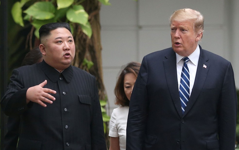 O presidente dos EUA, Donald Trump, e o líder da Coreia do Norte, Kim Jong-un, caminham pelo jardim do hotel Metropole, em Hanói, no Vietnã, na quinta-feira (28) — Foto: Reuters/Leah Millis