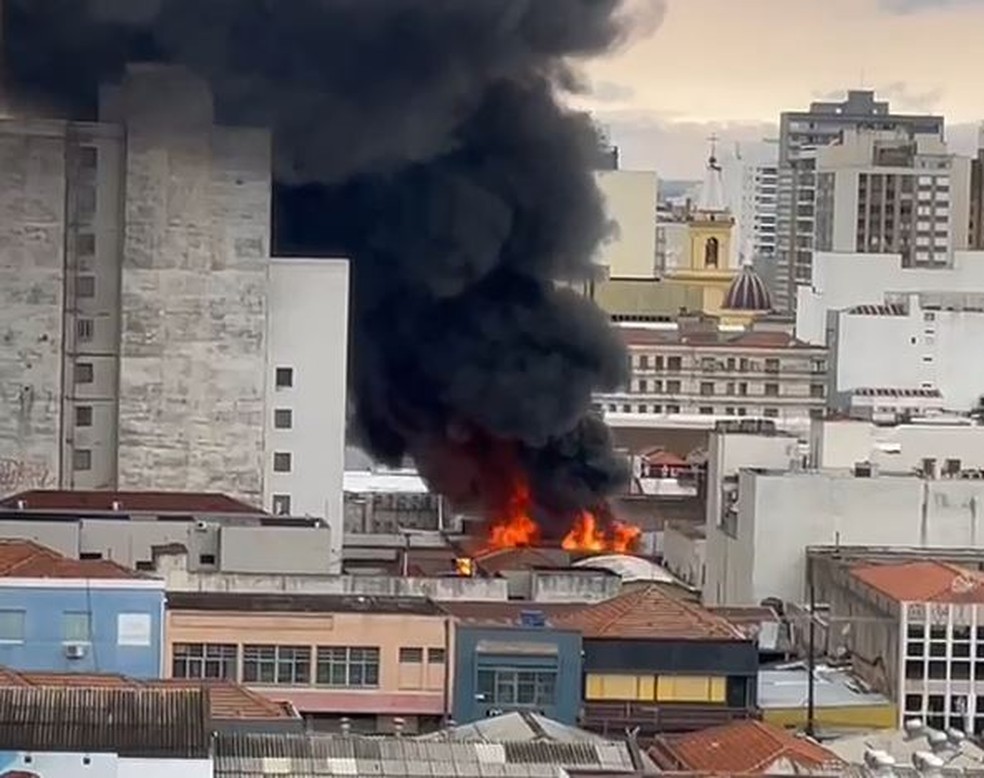 Incêndioo atinge lojas do Centro de Campinas — Foto: Ana Karolina Pereira Santos