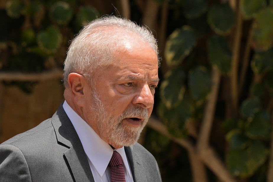 Lula deve cancelar viagem a Brasília para poupar voz após cirurgia