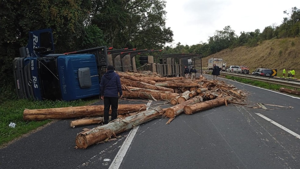 Três morrem e 5 ficam feridos depois de madeira de caminhão se soltar e atingir carro na BR-376 — Foto: Fábio Ângelo/RPC
