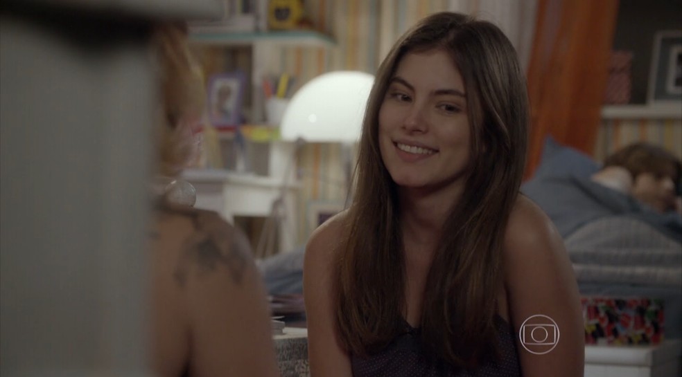 Bianca (Bruna Hamú) conta a BB (Ana Rios) que está apaixonada por Duca (Arthur Aguiar).  — Foto: Globo
