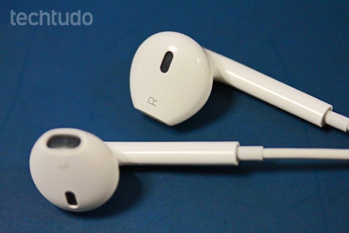 Outro acessório compatível com o iPhone SE são os fones de ouvido (Foto: Marlon Câmara/TechTudo)