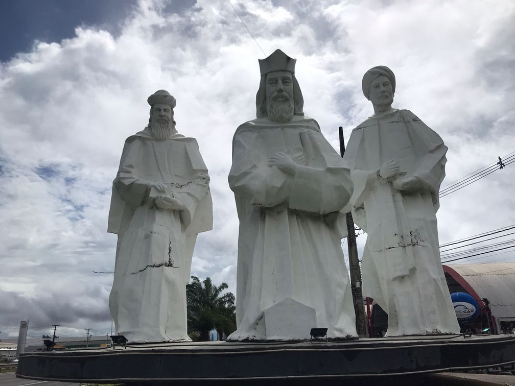 Estátuas dos Reis Magos, na entrada de Natal, estão com rachaduras  — Foto: Geraldo Jerônimo/Inter TV Cabugi