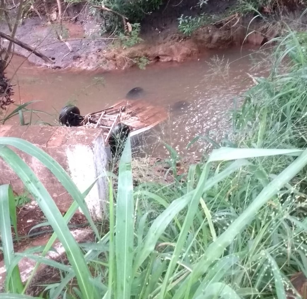 Carro foi encontrado submerso e com as rodas para cima — Foto: redes sociais