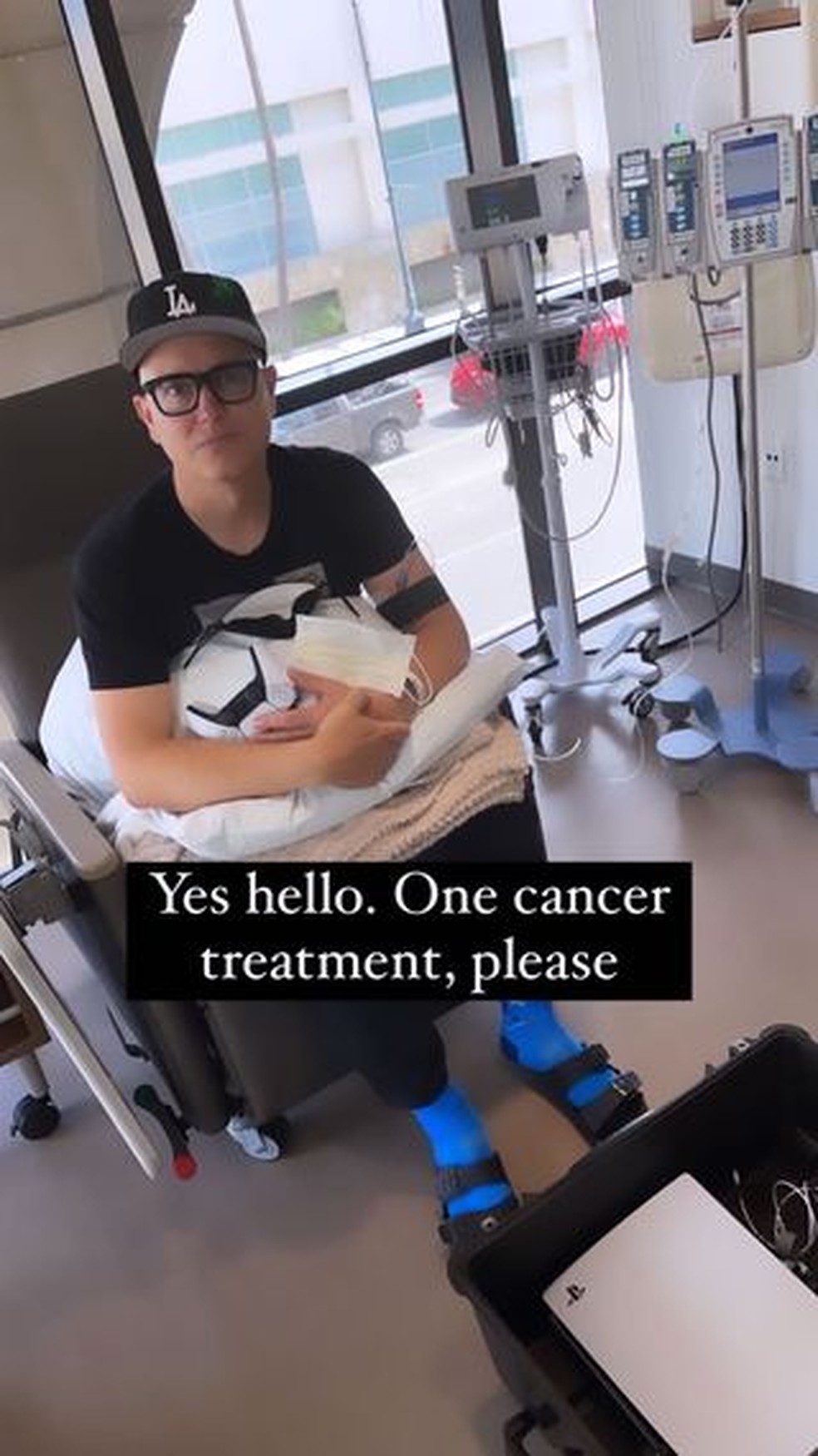 Mark Hoppus, vocalista do Blink-182, compartilha foto durante sessão de quimioterapia — Foto: Reprodução/Instagram