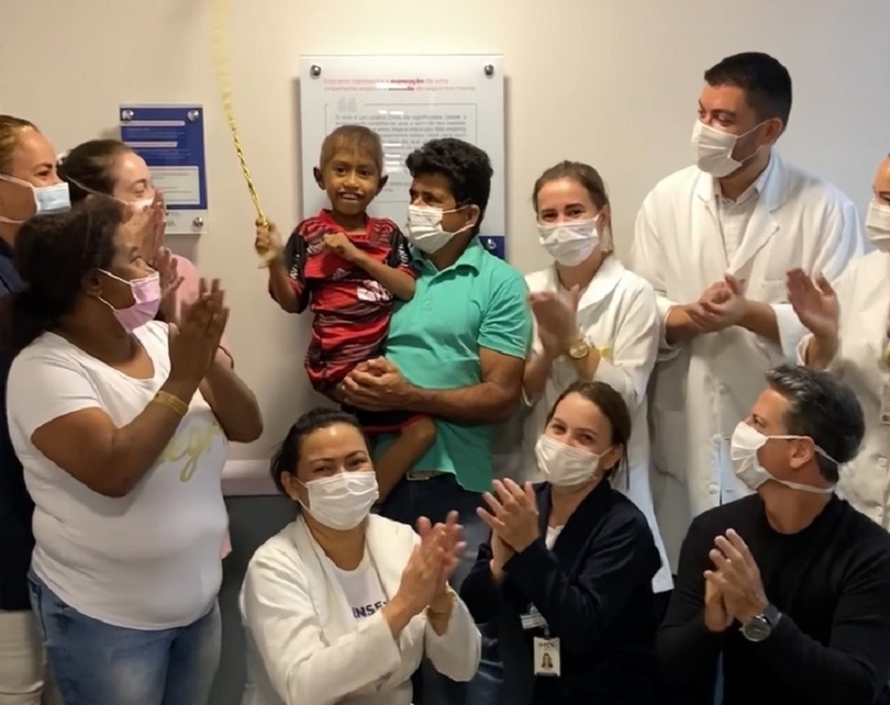 Julianinho ganhou festa em mar&ccedil;o ap&oacute;s finalizar sess&otilde;es de radioterapia  &mdash; Foto: FCV/Divulga&ccedil;&atilde;o 