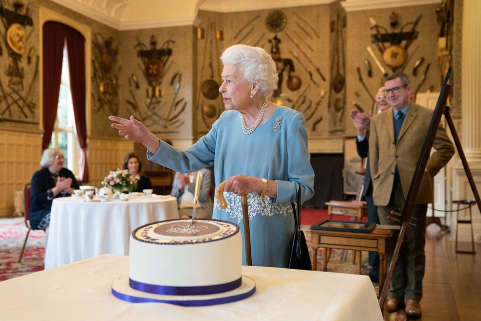 Rainha Elizabeth corta bolo feito especialmente em homenagem ao jubileu de prata, que será comemorado neste domingo (5). — Foto: Joe Giddens/Pool via AFP