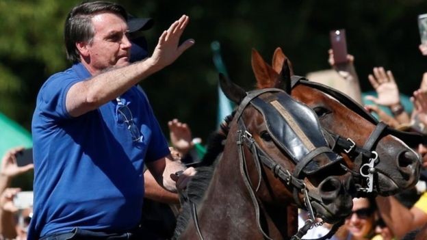 Bolsonaro andou a cavalo em manifestação a seu favor em Brasília (Foto: Reuters via BBC)