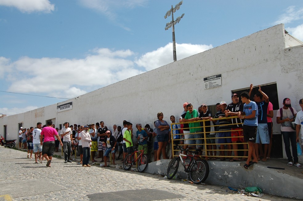 Torcida faz fila no PV para troca de ingressos no Gol de Placa � Foto: Geovanna Teixeira/GloboEsporte.com/pb