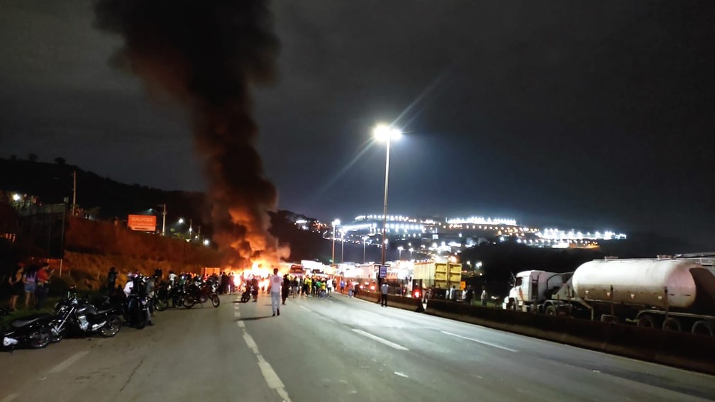 Manifestantes fecham BR-381, em Betim — Foto: Henrique Campos/ TV Globo
