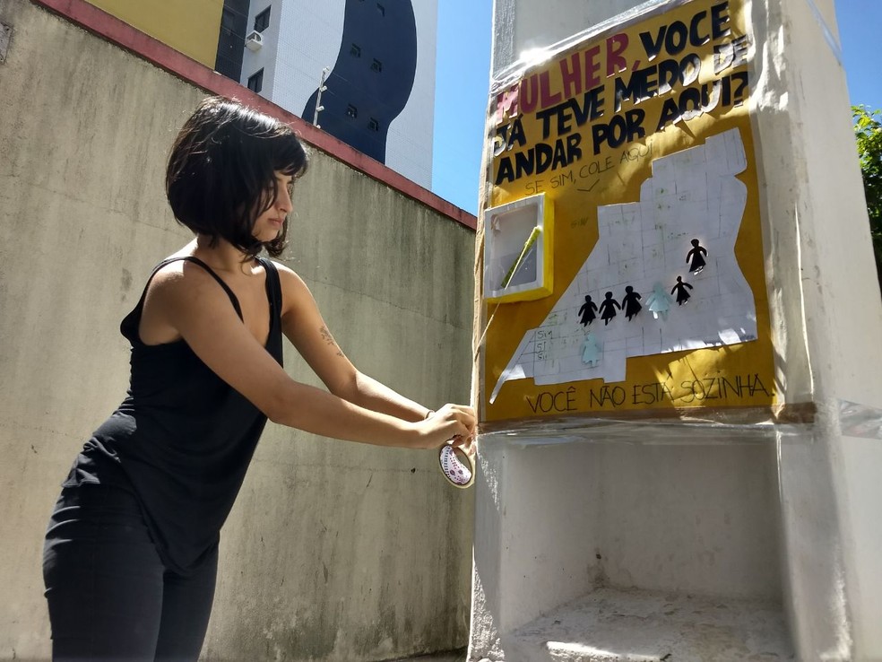 Cartazes foram colados em vários pontos da Jatiúca durante a semana passada (Foto: Derek Gustavo/G1)