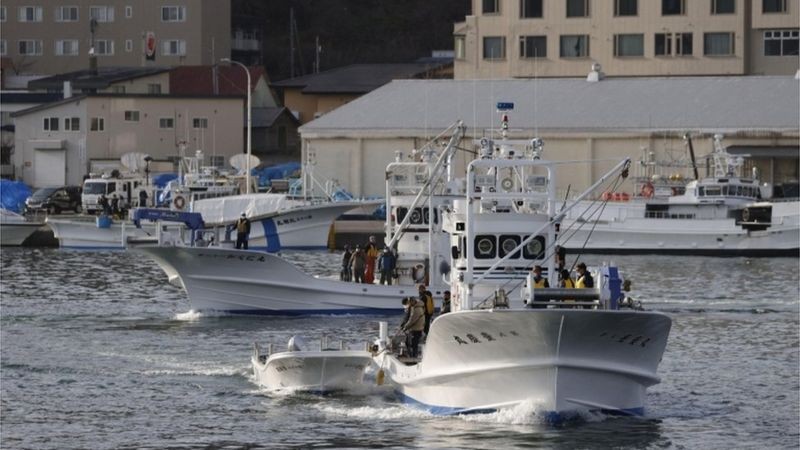 Barco de pesca sai do porto de Utoro para ajudar a procurar o barco de turismo desaparecido (Foto: Reuters via BBC News)