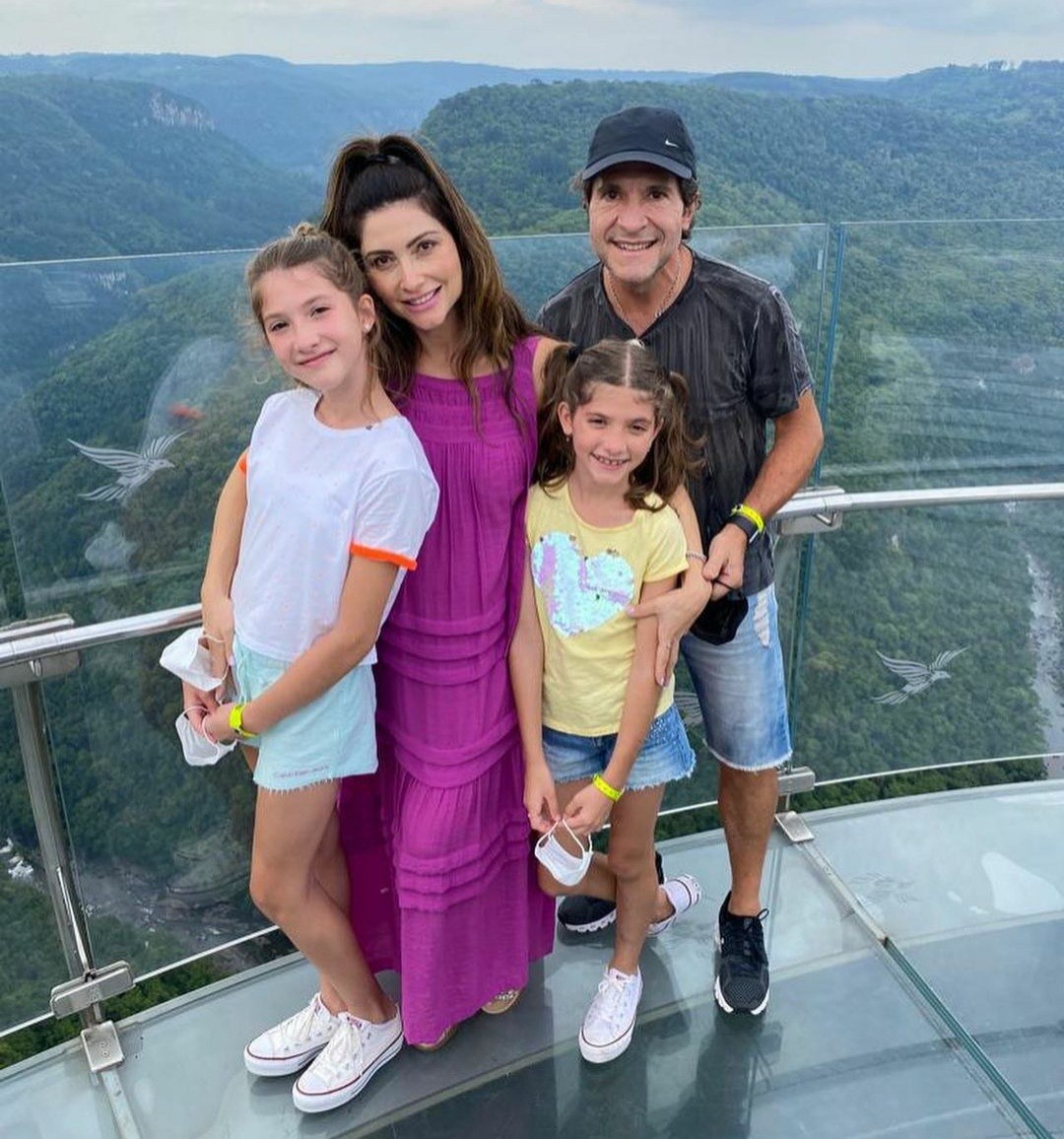 Em família: Aline e Daniel com as filhas Lara e Luiza  (Foto: Reprodução / Instagram )