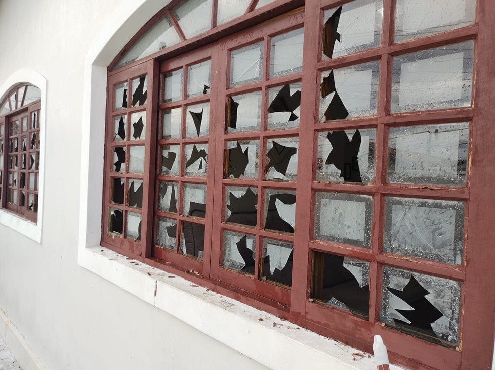 Pedras de gelo quebraram janela em Jundiaí (SP) — Foto: Joelito Santos/Arquivo Pessoal