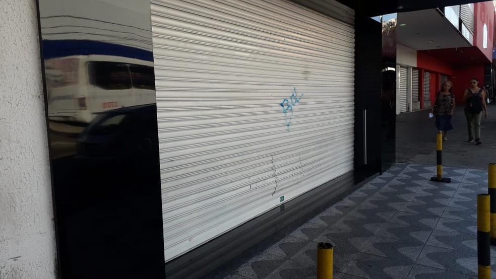 Loja de celulares foi fechada após o assalto que aconteceu nesta quarta-feira (15) — Foto: Julianne Barreto/Inter TV Cabugi