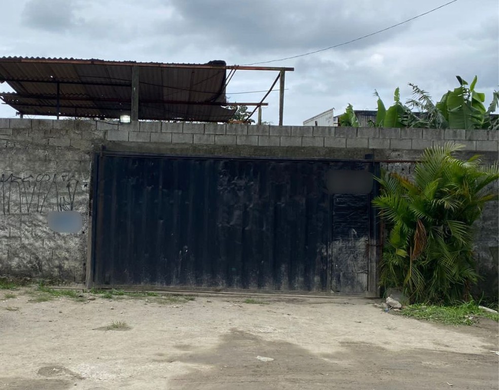 Homem teria sido morto dentro do pátio da empresa de transportes, em São Vicente, SP — Foto: Reprodução