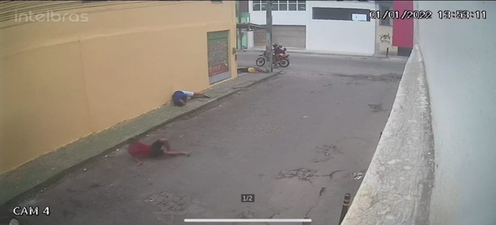 Um homem é morto e dois são feridos por tiros disparados por dupla em moto no Bairro Pirambu, em Fortaleza. — Foto: Câmeras de segurança