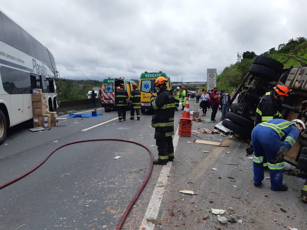 Pista sentido São Paulo está interditada para trabalho das equipes — Foto: Divulgação/Polícia Rodoviária Federal