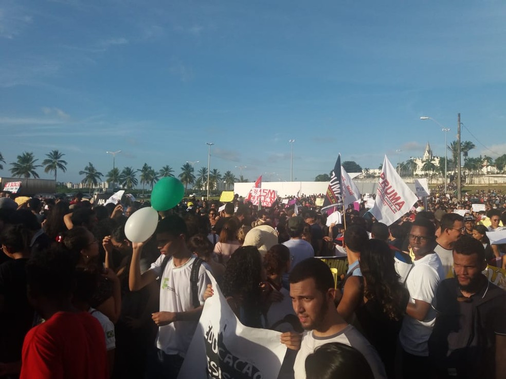 Manifestantes fecham a Avenida Beira Mar em protesto contra o contingenciamento de recursos para a educação — Foto: Alessandra Rodrigues/Rádio Mirante AM