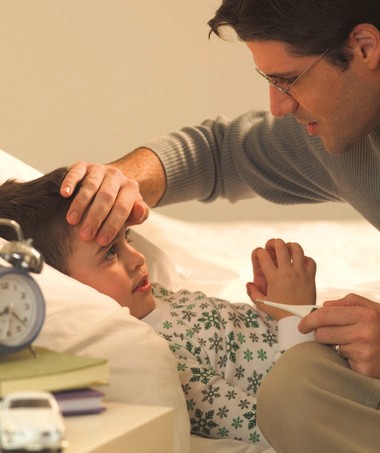 Criança com febre (Foto: TOM GRILL / GETTY IMAGES)