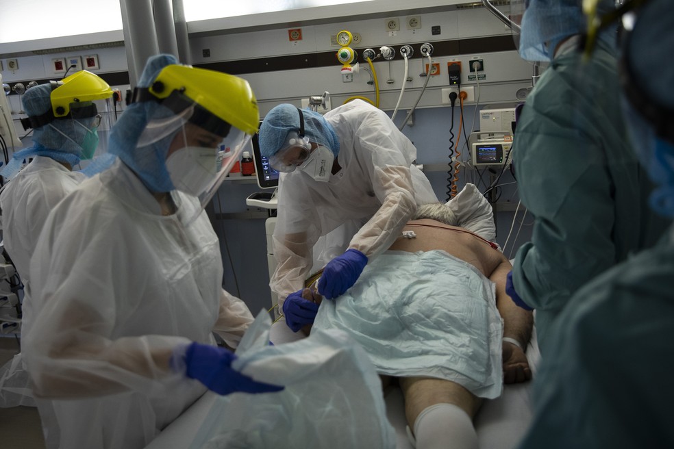 FOTO DE 21 DE OUTUBRO: Equipe médica cuida de paciente com Covid em UTI de hospital em Liege, na Bélgica, durante a segunda onda do novo coronavírus na Europa — Foto: Francisco Seco/AP
