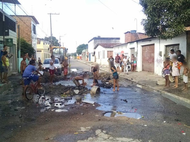Tubulação que está vazando é o cano-mestre, que distribui água para os imóveis da avenida (Foto: Bruno Grubertt / TV Globo)