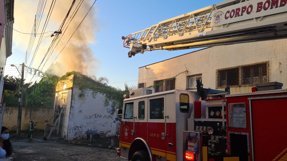 Depósito pega fogo e incêndio mobiliza bombeiros em São Luís — Foto: Douglas Pinto/TV Mirante