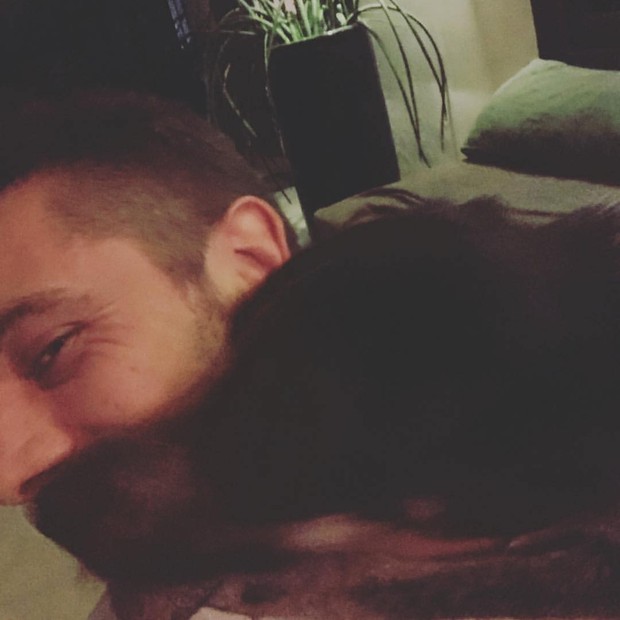Rafael Cardoso e seu novo cão, Feijão (Foto: Reprodução/ Instagram)