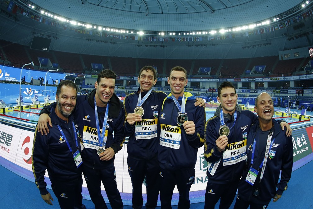 Leonardo Santos, Breno Correia, Fernando Scheffer e Luiz Altamir comemoram o ouro com a comissão técnica na China — Foto: Satiro Sodré / SSPress / CBDA
