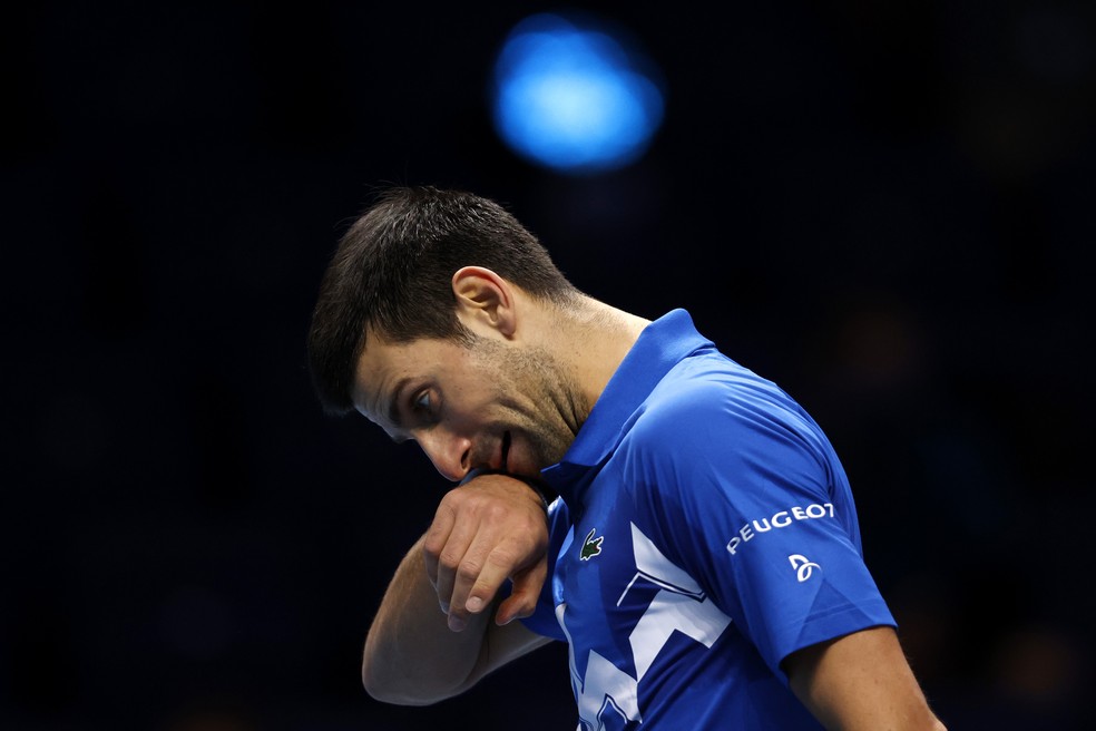 Novak Djokovic limpa o suor do rosto durante partida contra Thiem — Foto: Getty Images