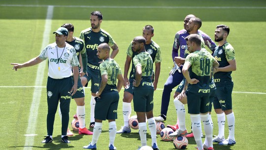 Palmeiras treina na Academia e Luxa monta equipe para clássico contra o Santos; veja a escalação