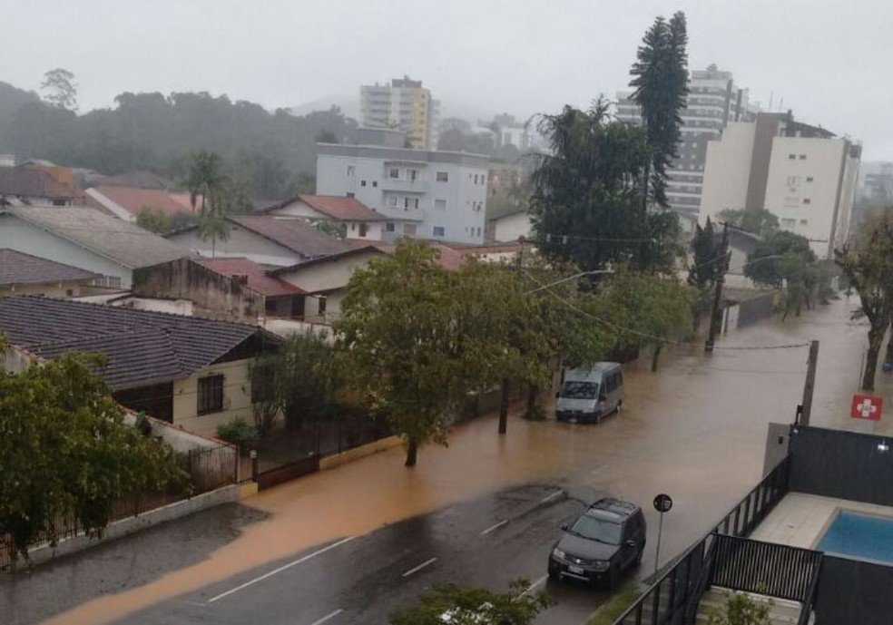 Ruas de Joinville registram alagamento neste s&aacute;bado (Foto: Defesa Civil/Divulga&ccedil;&atilde;o)