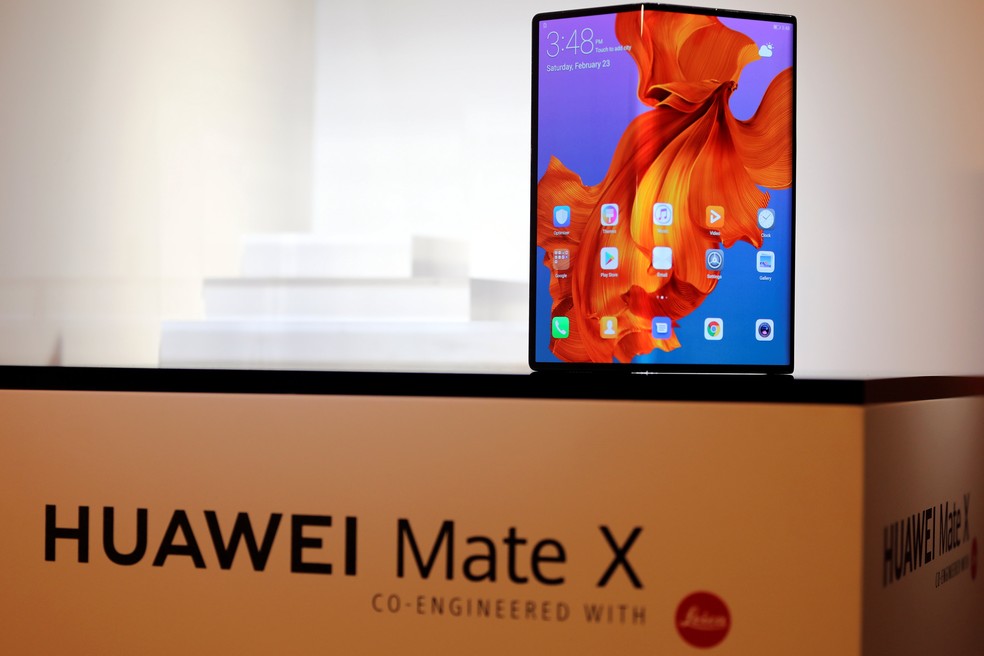 Mate X, celular dobrável da Huawei. — Foto: Sergio Perez/Reuters