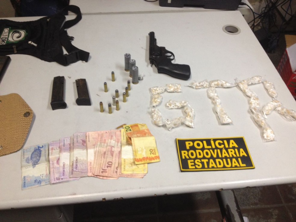 PRE em operação encontrou, crack,  arma 9 mm,  munição, carregador e dinheiro. (Foto: PRE-CE/Divulgação)